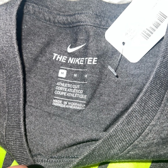 Nike 🥳 2/$15 OR 3/$20 🥳 Grey Sporty Green Athletic Cut Tee - Picture 5 of 6